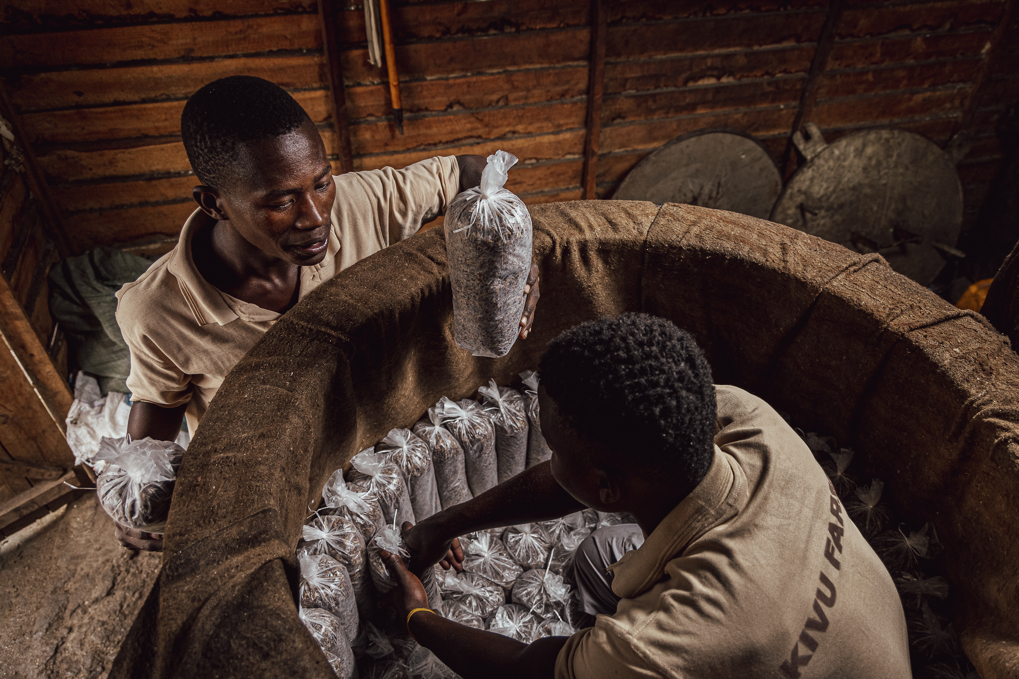 Closing the circle is een fotoreeks over circulaire landbouw, waarbij van afval nieuwe producten worden gemaakt. Gefotografeerd in Kigufi, Rwanda.